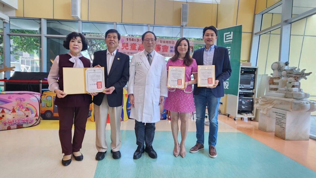 ▲臺大兒童醫院院長王旺祚(中)致贈感謝狀給贊助企業,以表達他們對此公益活動的共襄盛舉表達感佩之意。受贈者為楊淵文慈善基金會董事長楊燦煌(左二)與宏利發建設董事長楊雅婷(右二)及總經理陳君毅(右一),並開心合影留念。(記者 辛澎祥/攝)