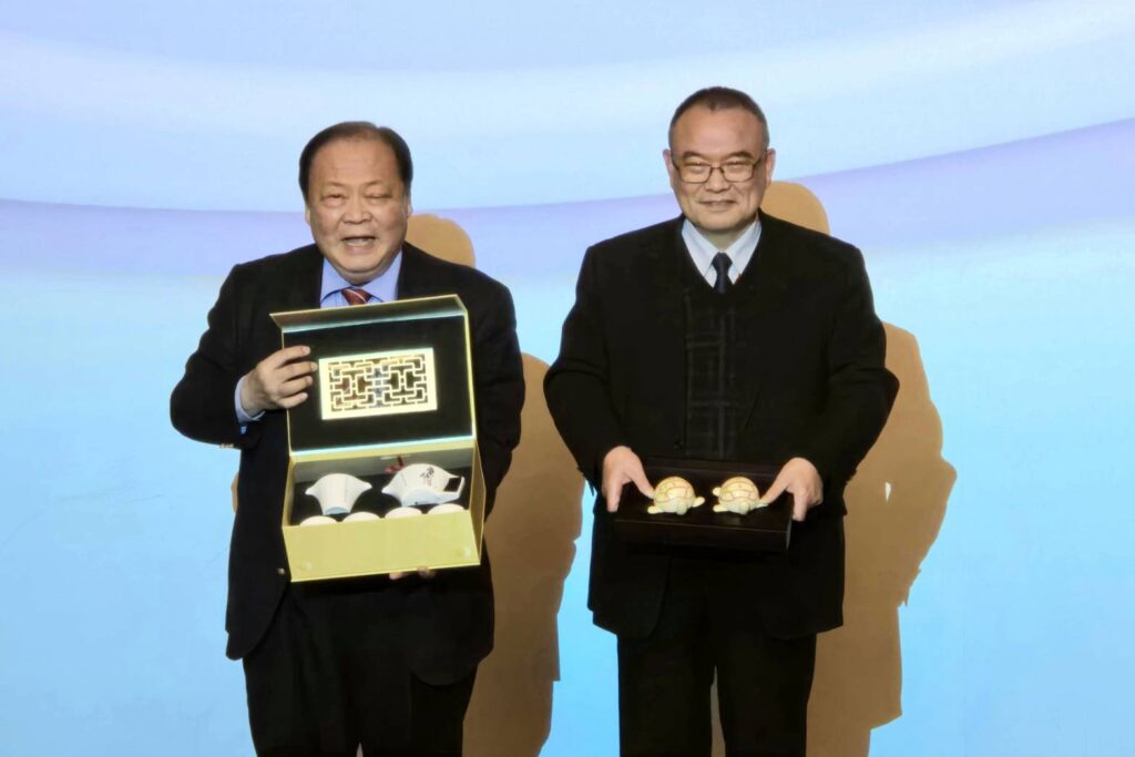 ▲澎湖縣縣長陳光復(左)與故宮院長蕭宗煌相互致贈禮品,象徵兩方合作文化活動的加分與傳播效益。(記者 辛澎祥/攝)