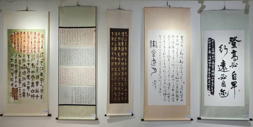 ▲中華婦女書會的多位歷屆理事長與名家作品參展，成為聯展活動中的正向話題。（記者 辛澎祥/攝）