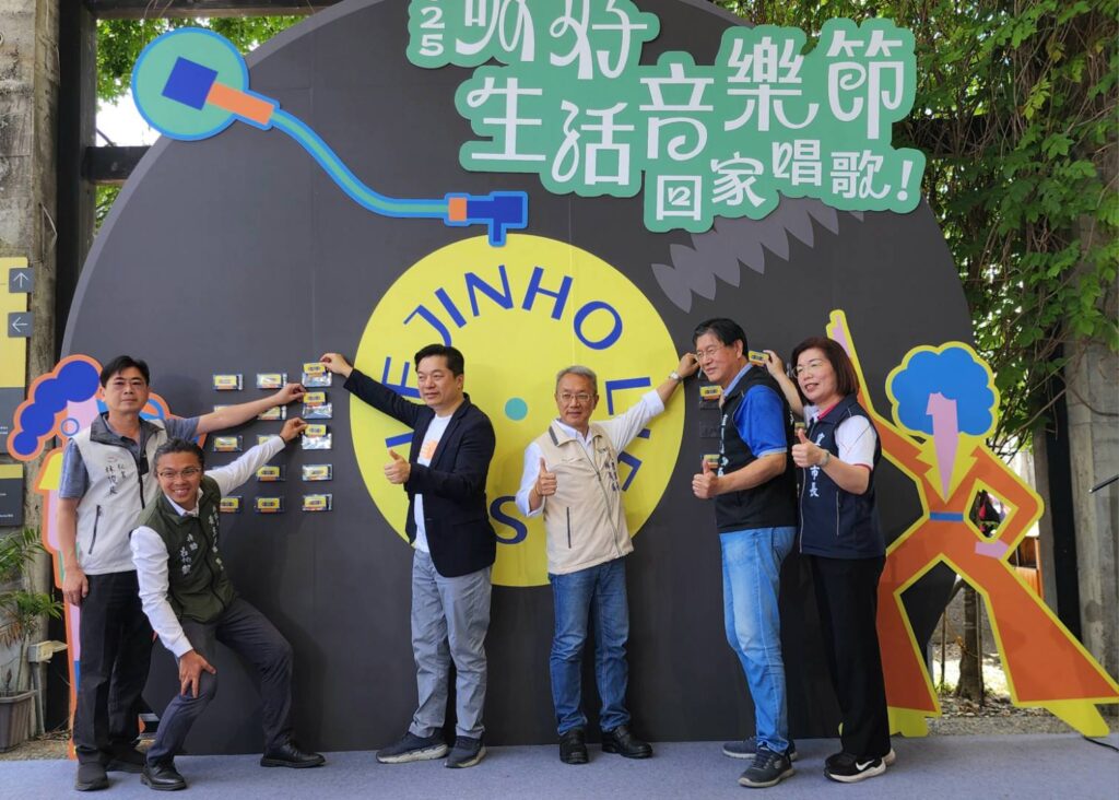 ▲將傳統錄音帶放入卡匣中，與會貴賓熱情的為活動揭開序幕。（記者 辛澎祥/攝）