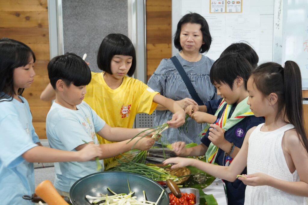 除了體驗採摘與辨識野菜外，學員也製作製作紅豆糯米飯。（圖/農業局提供）