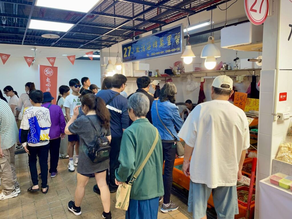 ▲新北市龜吼漁夫市集開幕，吸引不少消費者前來採購漁獲。（圖/新北市漁業處 提供）