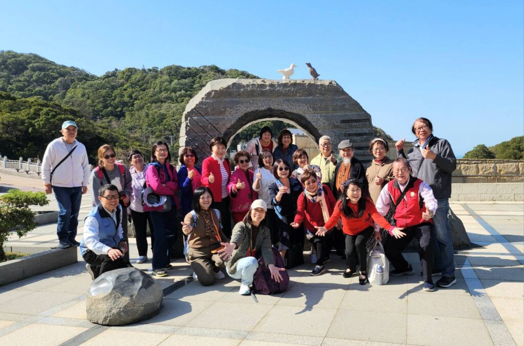 ▲臺馬藝術家聯展首次到馬祖展開展覽知性之旅，每個人都顯得興致高昂，意猶未盡。（記者 辛澎祥/攝）