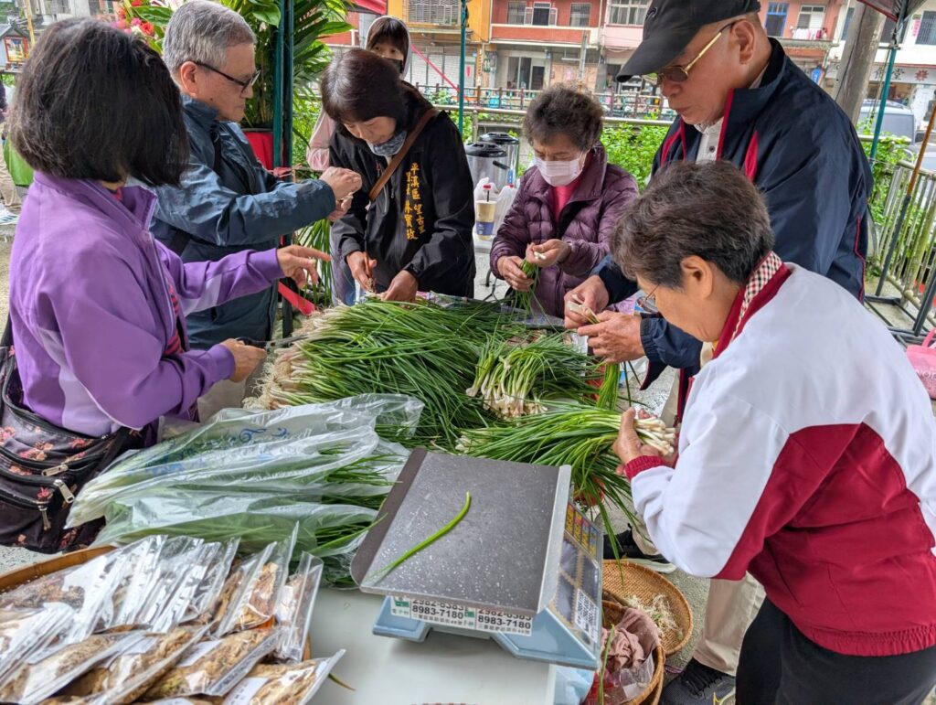 ▲民眾踴躍在展場購買珠蔥,場面熱烈。(圖/新北市農業局 提供)