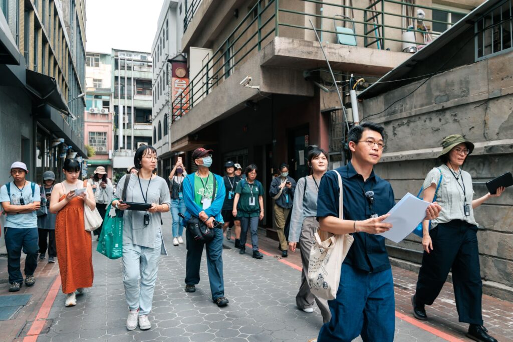 藝術史學者沈裕昌帶領大家走訪臺中舊城區。(圖/中美館提供)