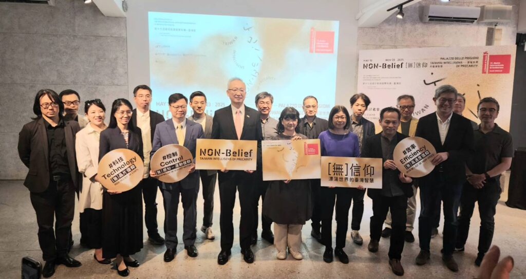▲出席行前說明會的各單位代表與策展團隊，在行前合影留念。（記者 辛澎祥/攝）