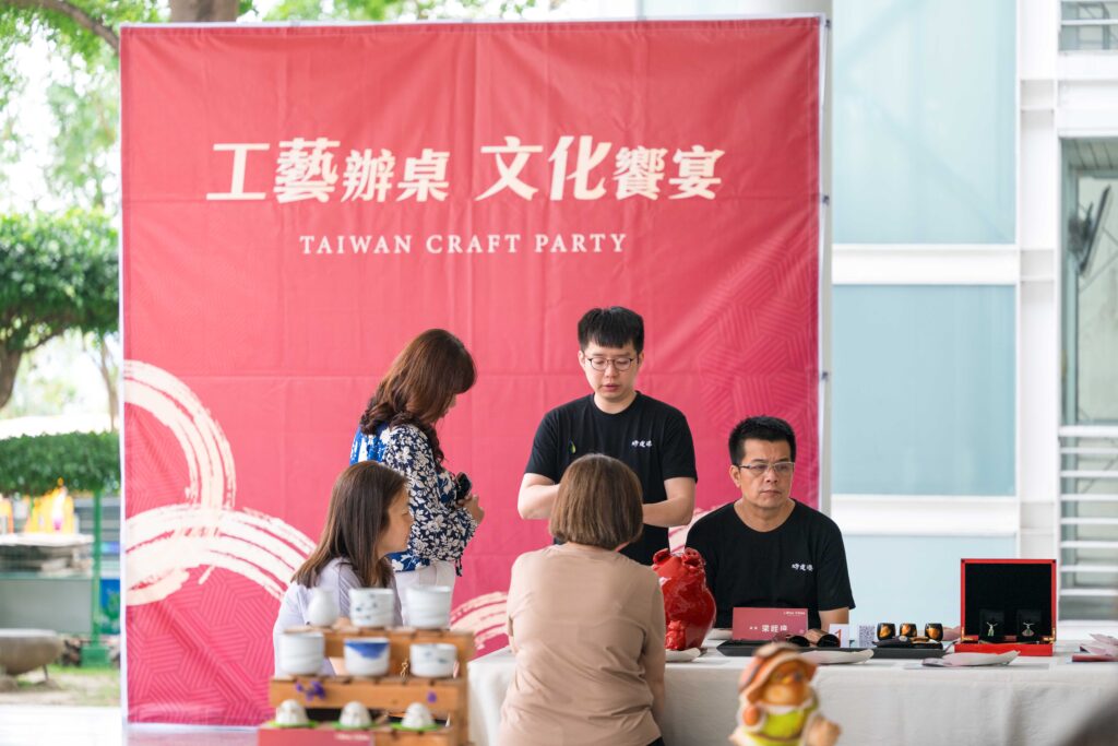 「漆道坊」梁晊瑋藝師(右1)秉持『工藝，是日常生活的推延，屬於生活的一部份』之精神，汲取各種生活事物作為創作元素。（圖/工藝中心提供）