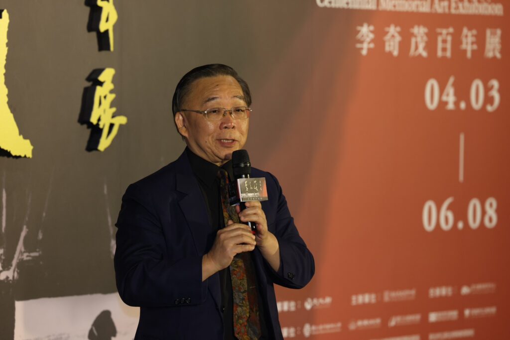 ▲史博館館長洪世佑致詞時說明史博館與李奇茂大師之間的長久合作關係與淵源。（記者 辛澎祥/攝）