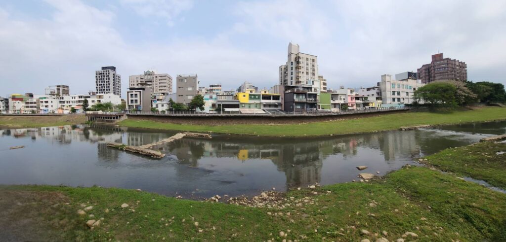▲中壢老街溪彩繪水廊步道二期計畫執行,呈現城市環境與居民的生態美感暨聆賞品味,成為落實生活美學政策的重要典範。(記者 辛澎祥/攝)