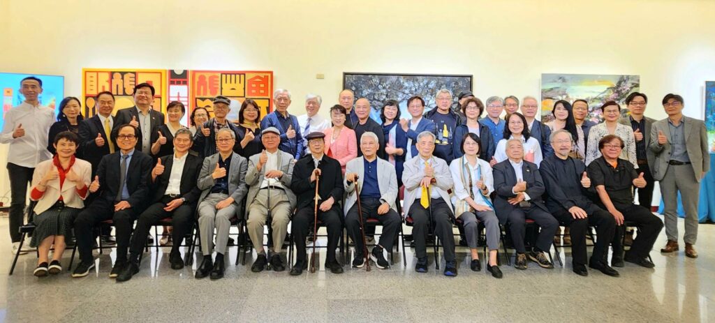 ▲出席開幕式的各界貴賓與藝文界人士，以大合照見證臺灣美術院年度大展歷史，場面相當溫馨熱烈。（記者 辛澎祥/攝）