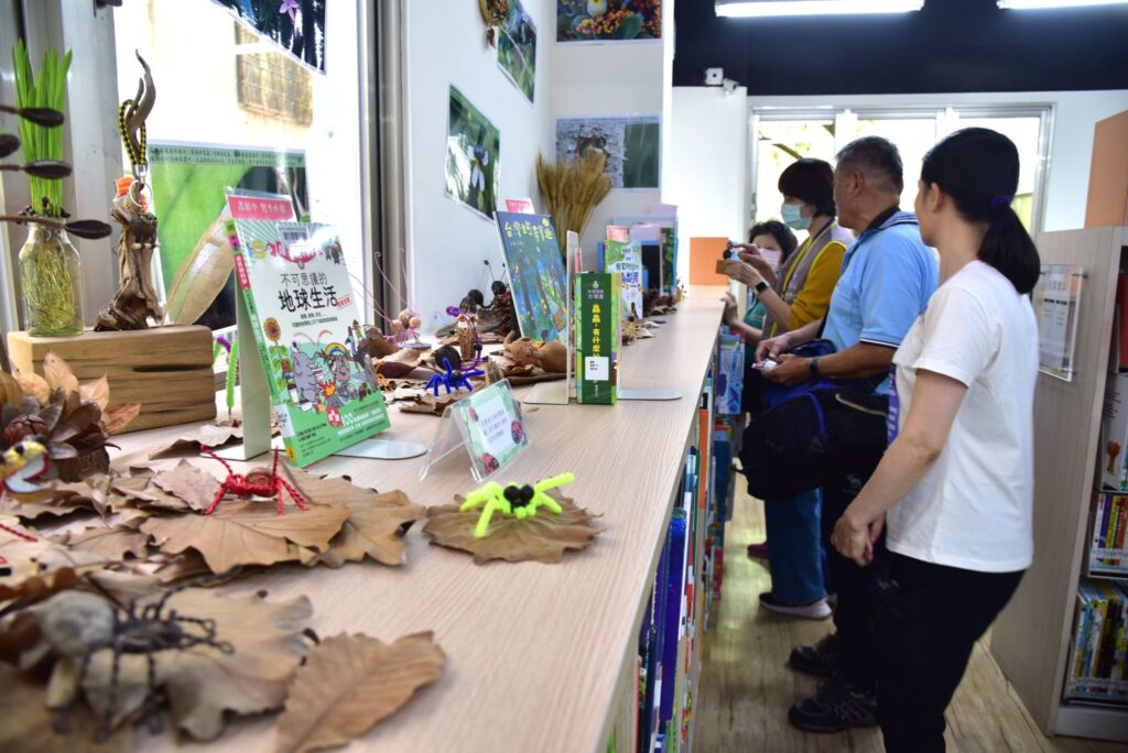 沙鹿文昌分館與臺中都會公園管理站攜手合作，展出一起玩轉自然世界特展 。（圖/文化局提供）