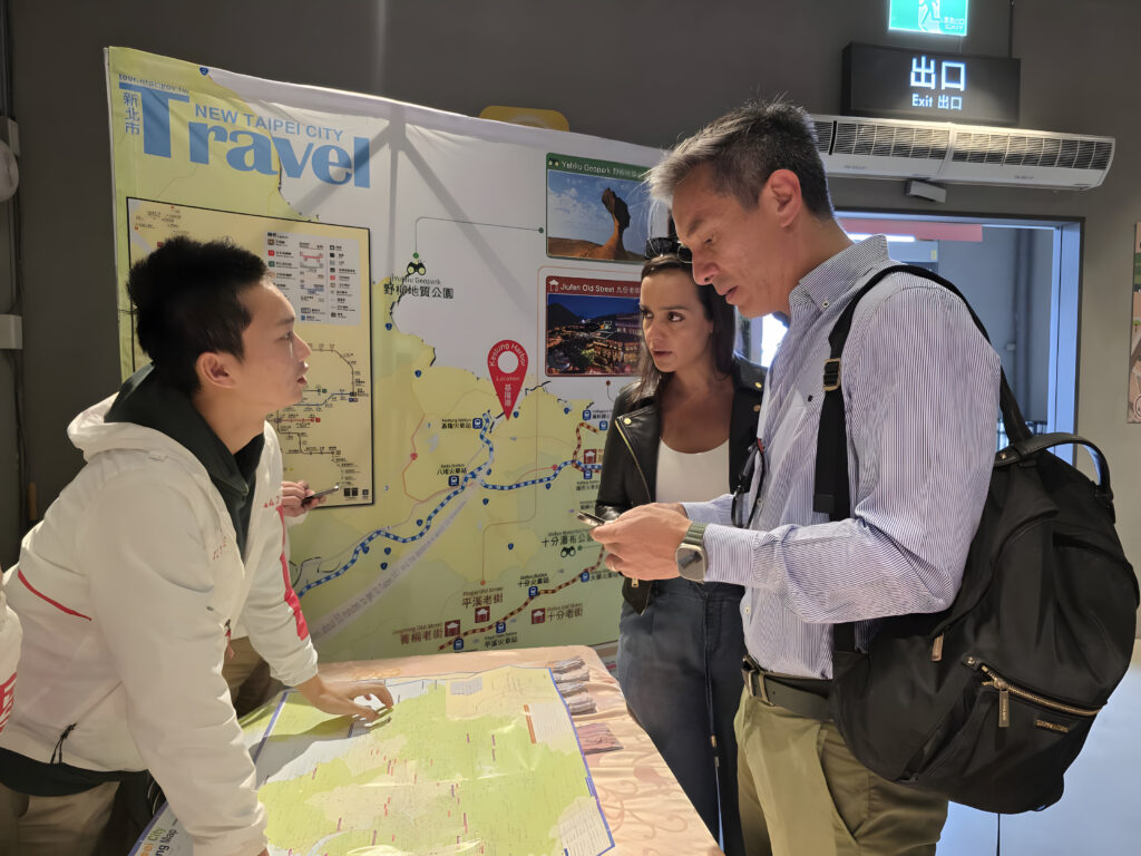 ▲觀光旅遊局團隊前往基隆港提供郵輪旅客多語言觀光諮詢服務。（圖/新北市觀旅局 提供）