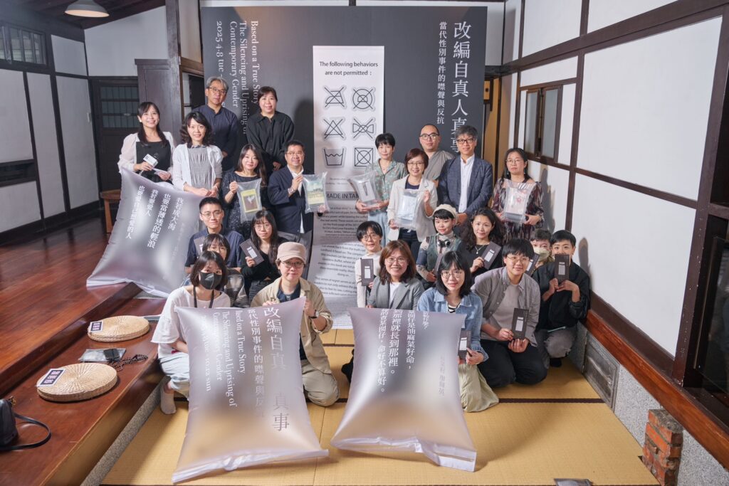 ▲出席活動的貴賓代表在文學基地合影留念。(圖/臺文館 提供)