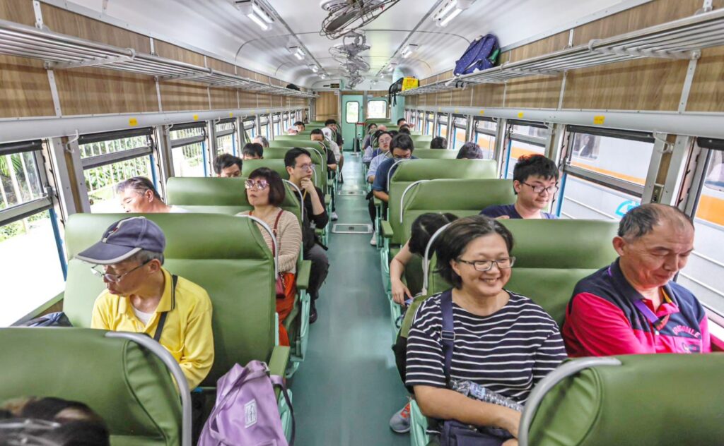 ▲搭乘臺鐵藍寶寶列車的民眾，顯得相當興奮。（圖/臺鐵公司 提供）