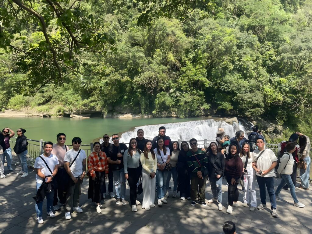 ▲國外旅客在臺版尼加拉瀑布之稱的十分瀑布前留下美好合影。（圖/新北市觀旅局 提供）