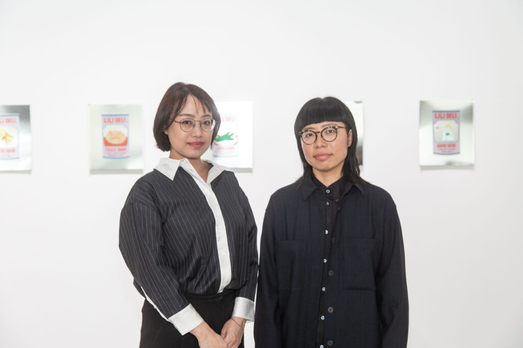 北美館展覽組組長簡正怡（左）、藝術家黃麗音，於「Lili Deli 麗麗食品」開幕暨記者會合影。（圖/北美館提供）