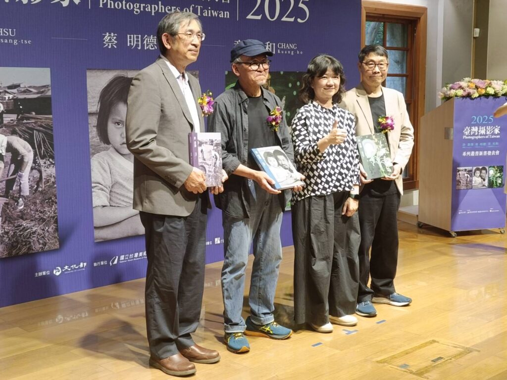 ▲文化部次長李靜慧(右二)與三位攝影家代表及本人開心合影留念,並肯定他們的創作成就。(記者 辛澎祥/攝)
