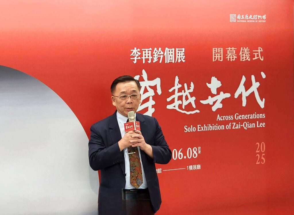 ▲史博館館長洪世佑在開幕式上說明李再鈐老師的畫風與此次展覽的正向意義。（記者 辛澎祥/攝）