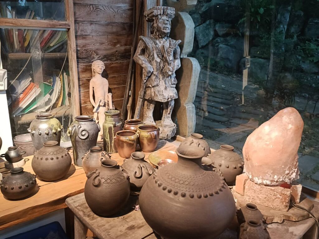 ▲陶壺是阿亮老師製陶的主軸,引領系列作品的風潮美感,藉由他巧思創造的陶壺,則有一種與祖先靈魂對話的寧靜感覺。(記者 辛澎祥/攝)