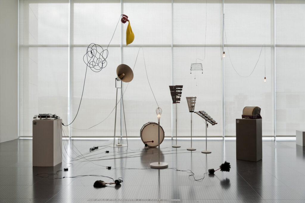 毛利悠子〈遊行〉，2011-2017年，複合媒材裝置。（圖/國美館提供）