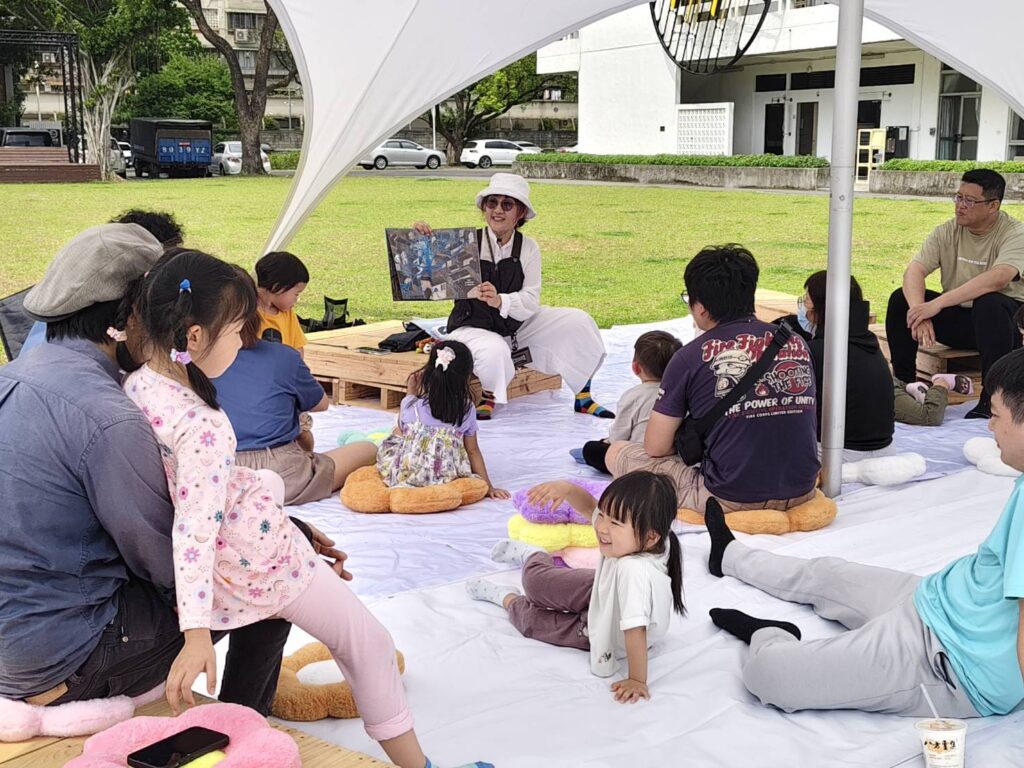 親子席地而坐共讀繪本，氣氛融洽。（記者 陳安婷/攝）