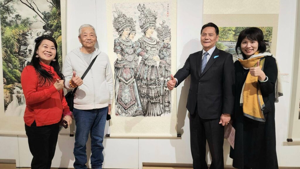 ▲臺灣水墨畫家陳月里（左起）毛厚財與連江縣縣長王忠銘及連江縣政府文化處處長吳曉雲，在馬祖文化館展場合影留念。（記者 辛澎祥/攝）