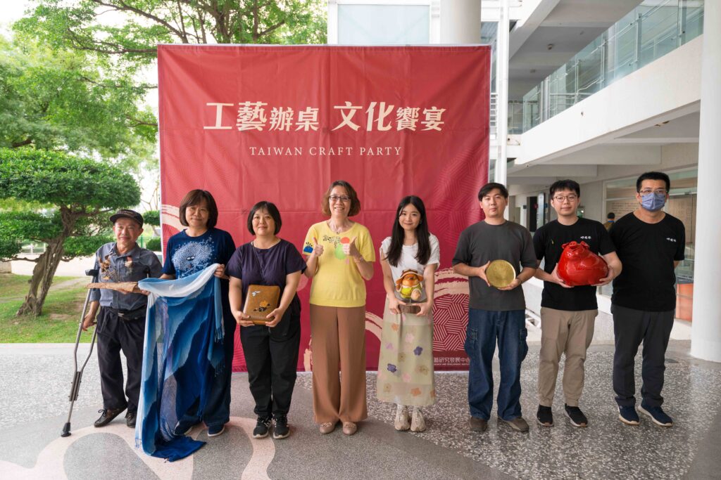 李永謨（左起）、劉俊卿、簡嘉儀、工藝中心美學推廣組組長郭敏慧、葉千華、胡少宗、梁家銘與梁晊瑋父子檔等工藝師合影。（圖/工藝中心提供）