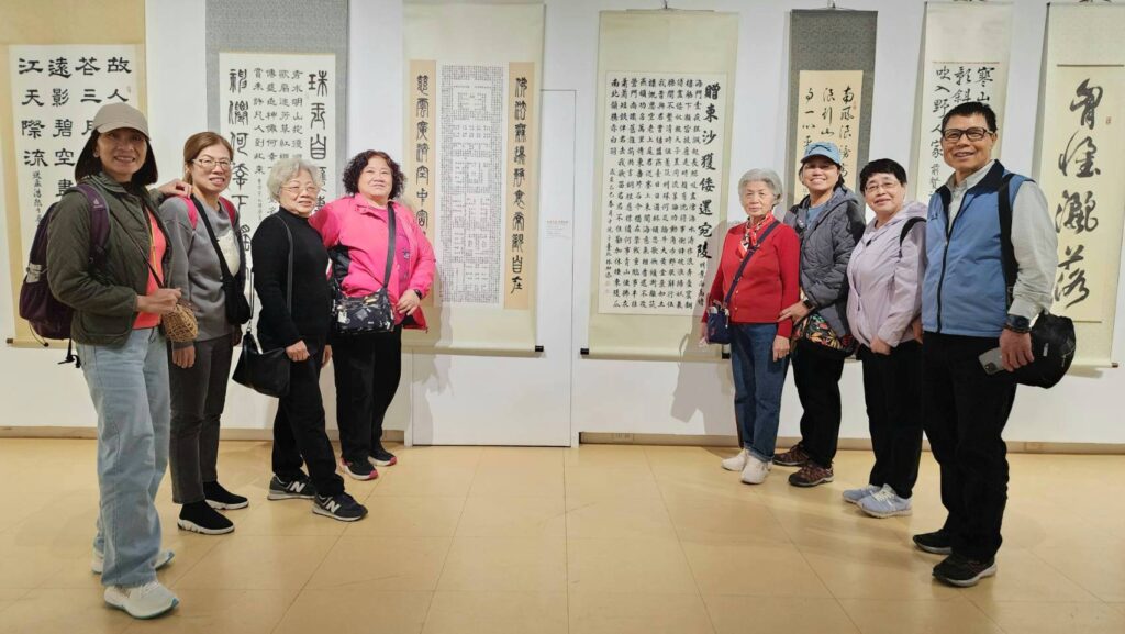 ▲臺灣參展藝術家林加添（右一）精湛的書藝作品受到民眾正面的好評。（記者 辛澎祥/攝）