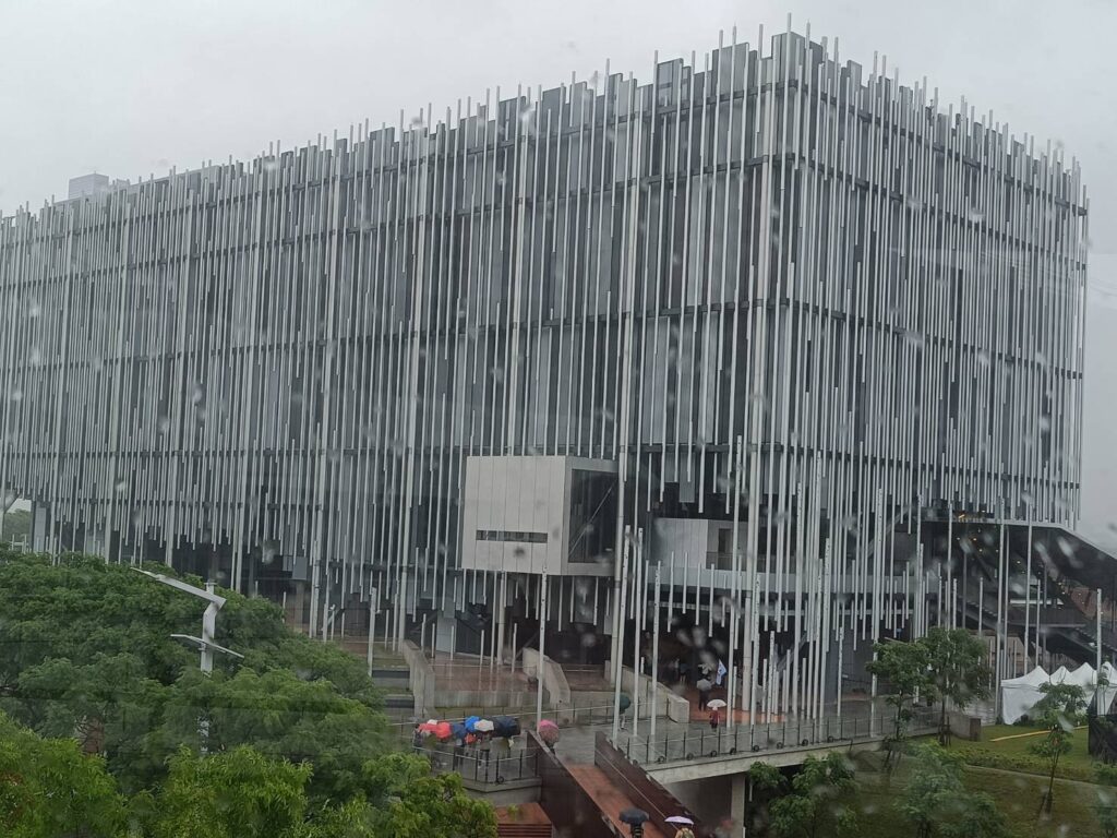 ▲充滿時尚流行感的新北市美術觀外觀造型，十分亮麗搶眼。（記者 辛澎祥/攝）