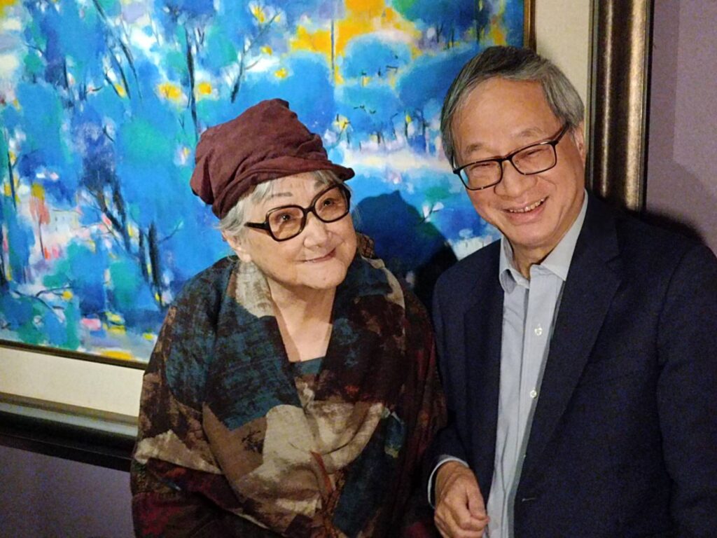▲面對媒體的訪問,文化部長李遠(右)與鍾桂英老師親切交談互動,內容饒富趣味。(記者 辛澎祥/攝)