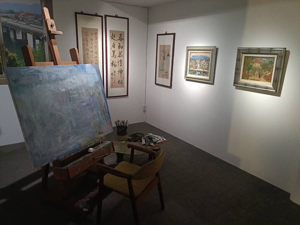 ▲展場擺設出鍾桂英老師在碧潭的工作室,極有特別的氛圍。(記者 辛澎祥/攝)