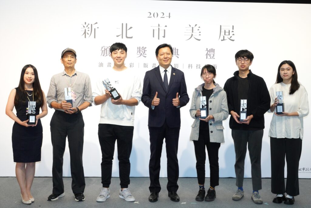 新北市副市長朱惕之與2024新北市美展的一般組油畫、水彩、攝影及科技藝術類別第一名獲獎者合影。（圖/文化局提供）