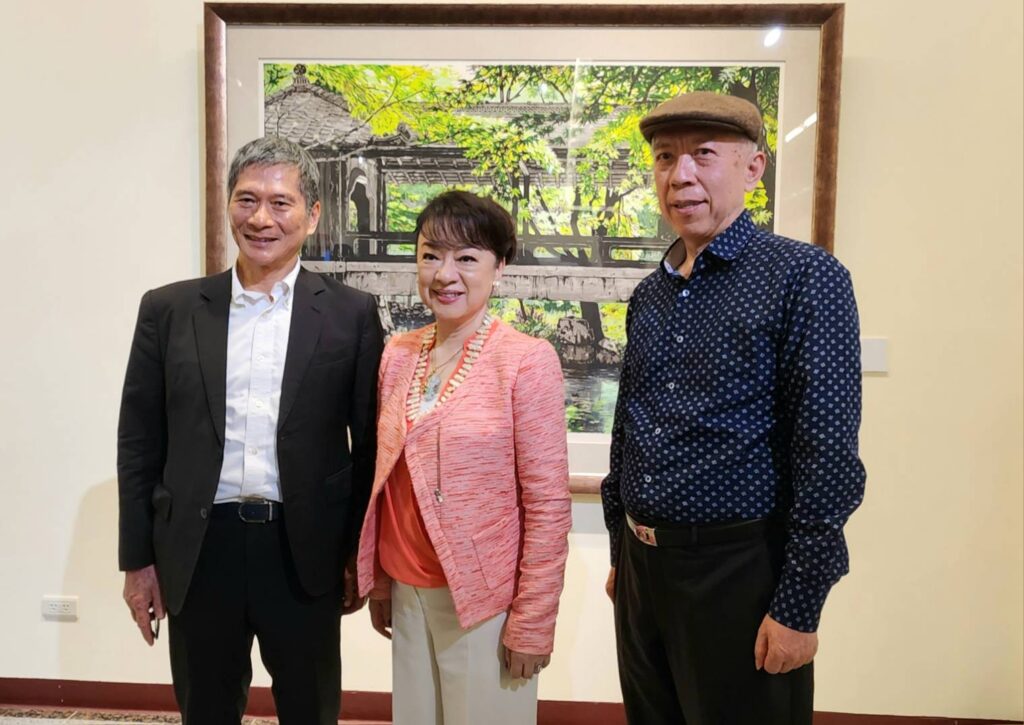 ▲以臺灣美術院海外院士身份專程返臺出席開幕式的臺灣旅日藝術家翁倩玉（中）在展場與中央社董事長李永得（左）及文化部參事梁永斐開心合影留念。（記者 辛澎祥/攝）