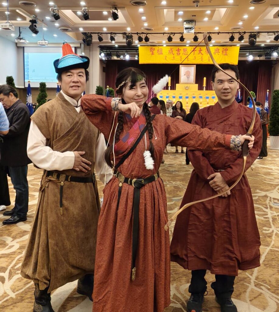 蒙族騎射時穿著的服裝,其中女性拉弓盡顯英姿。(記者 陳安婷/攝)