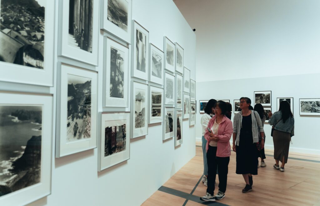 ▲民眾貴賓在新美館開館日盡情溜覽與觀賞展出作品。（圖/新北市文化局 提供）