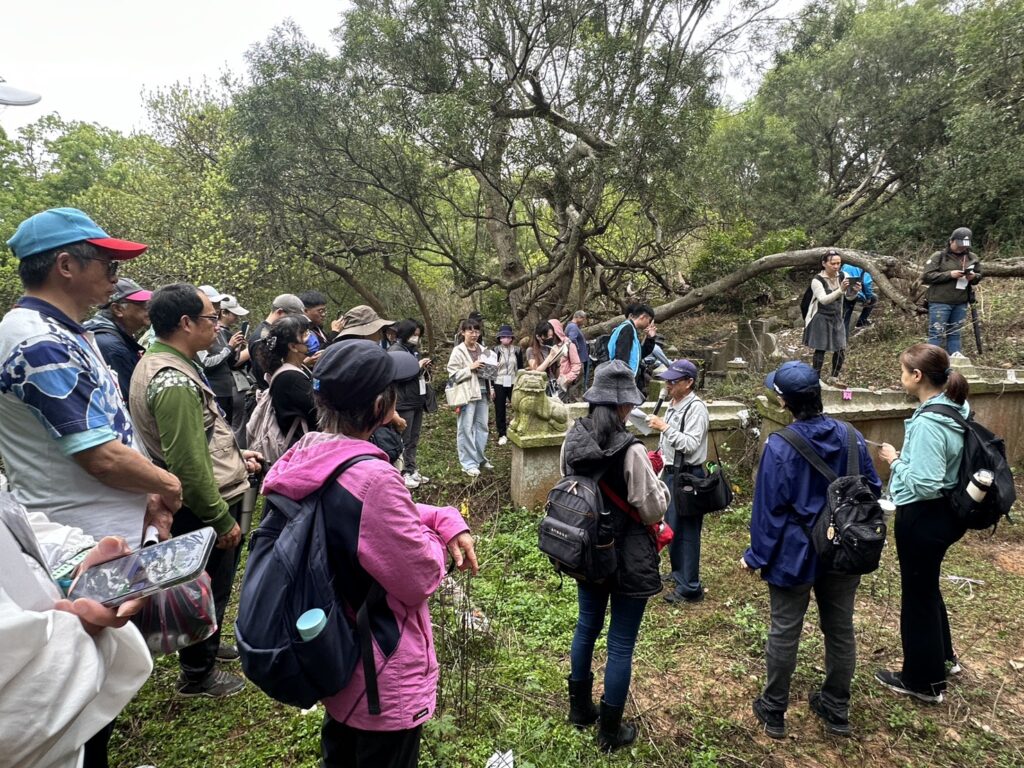 ▲由專家學者所引導的古墓普查計畫，受到民眾的歡迎。（圖/金門文化局 提供）