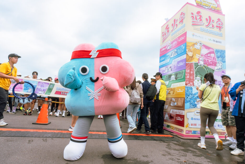 ▲2025新北市鐵道馬拉松接力賽，邀請雙北世界壯年運動會吉祥物壯寶替選手們加油打氣。（圖/新北市觀旅局 提供）