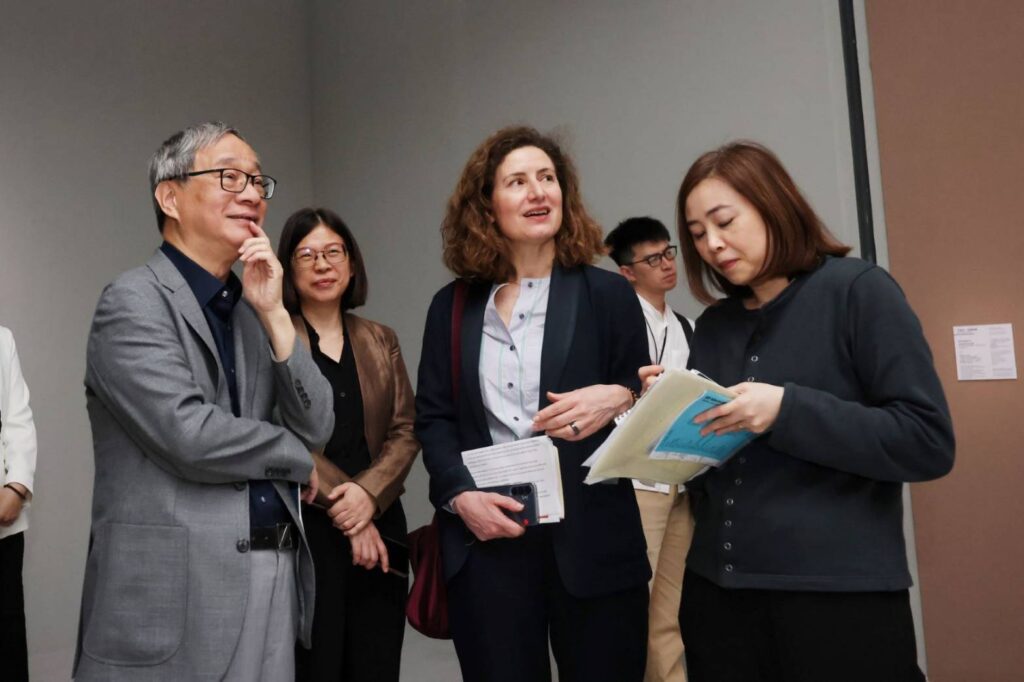 ▲在國美館館長陳貺怡（左二）的陪同下，文化部長李遠（左）觀賞策展單位的導覽及作品介紹。（圖/文化部 提供）