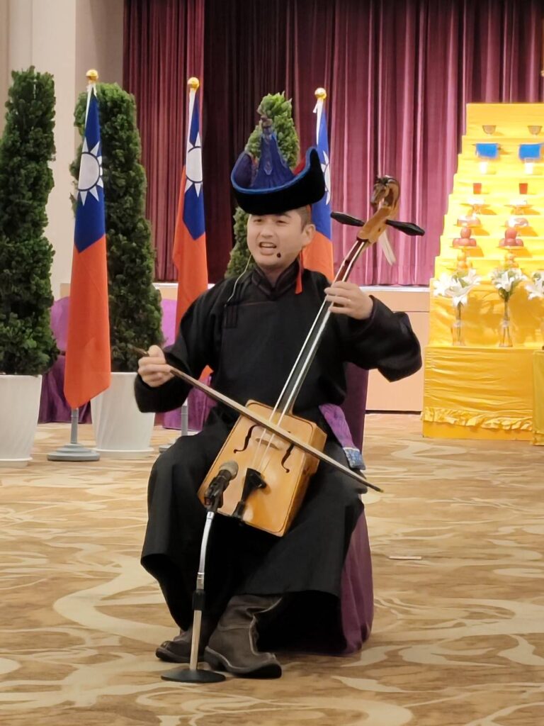 文化部蒙藏文化中心舉辦「成吉思汗祭典」,特別安排遊牧音樂家烏尼德表演蒙古傳統樂器馬頭琴及呼麥(喉音)。(記者 陳安婷/攝)