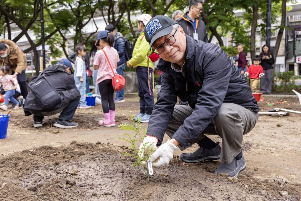 ▲李遠部長植下臺灣原生種植物，為兒童的節日許下願望。（圖/文化部 提供）