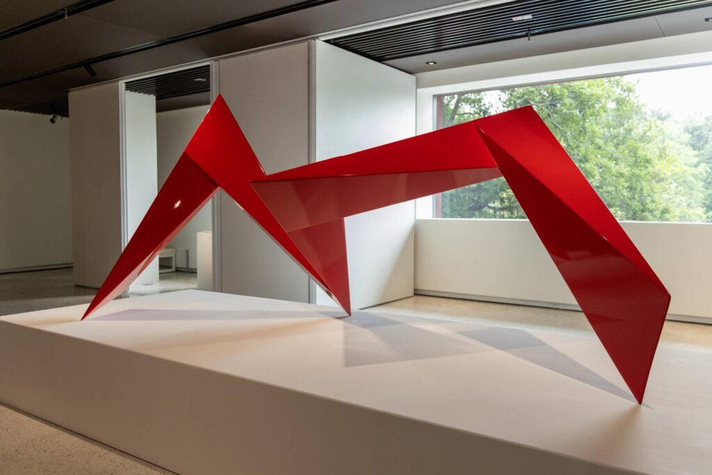 ▲備受矚目且由創價美術館珍藏的李再鈐老師作品「低限的無限」，在這次史博館展出中仍然成為焦點。（記者 辛澎祥/攝）