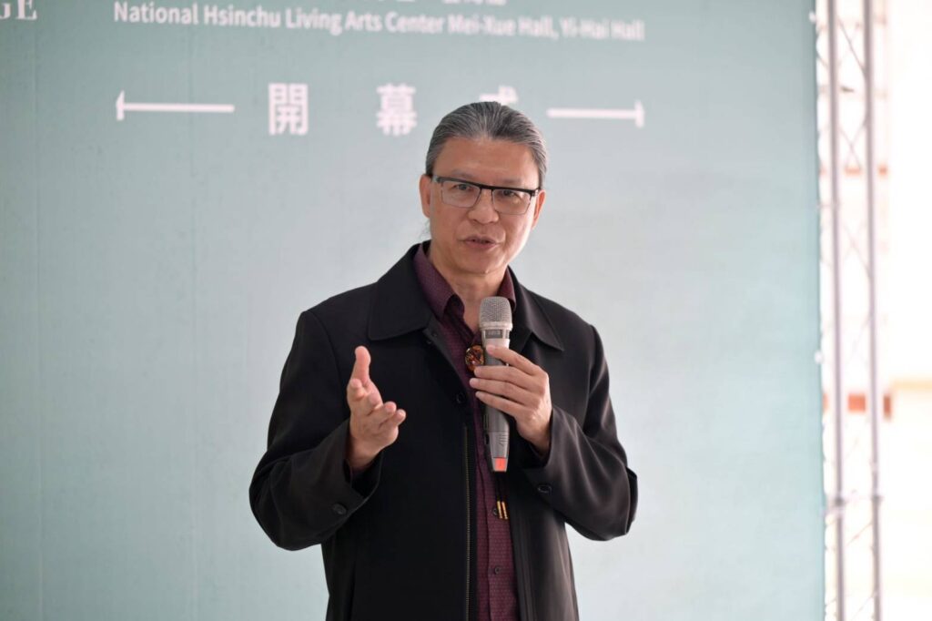 ▲工藝中心主任陳殿禮說明新竹的工藝產業是與現代科技並存。(圖/文化部 提供)