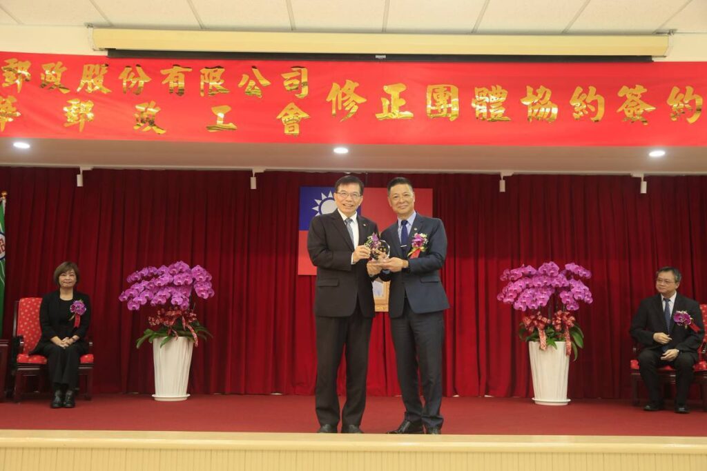 ▲中華郵政董事長王國材（左）與企業工會理事長林榮州代表簽署。（圖/中華郵政 提供）