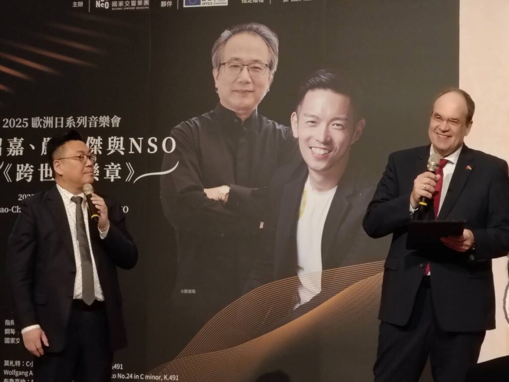 ▲德國慕尼黑愛樂合唱團音樂總監赫爾曼（右）暢談他從歐洲到臺灣的音樂知性之旅。（記者 辛澎祥/攝）