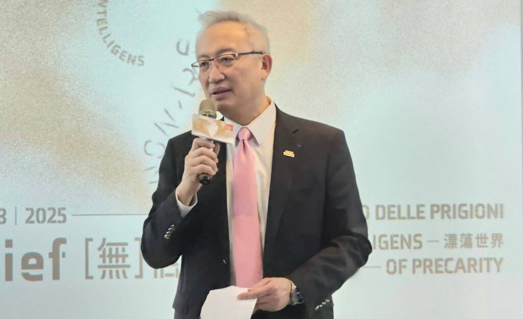 ▲外交部次長吳志中致詞時特別感謝文化部、國美館及策展單位的協助讓建築界的創意思維帶到國際上。（記者 辛澎祥/攝）