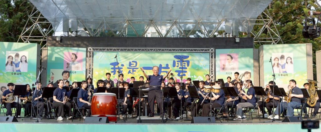▲由音樂家葉樹涵所指揮的「師大管樂團」的演出,帶動了現場爆雷般的掌聲。(記者 辛澎祥/攝)