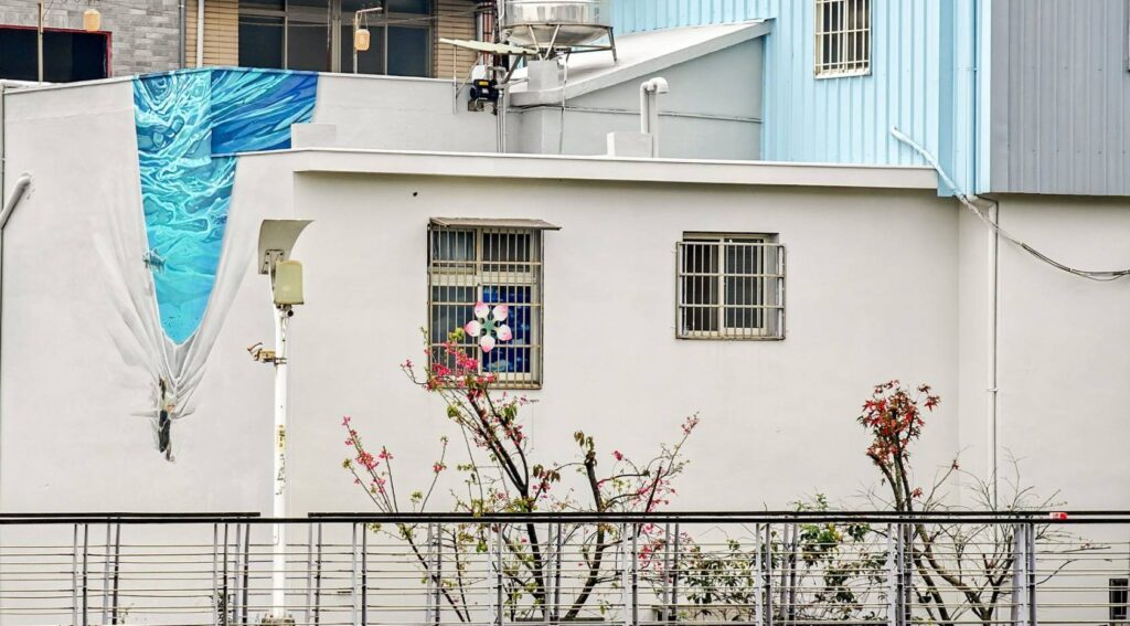 ▲運用色彩的調配與變化,老街溪旁的建物家屋外觀與植栽之間訴說著過往以來的感人故事。(圖/吳欣穎 提供)