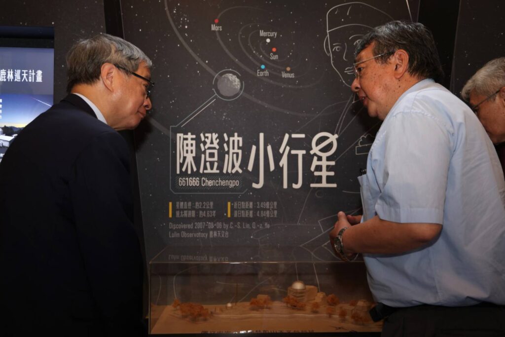 ▲館方人員為文化部長李遠(左)進行作品導覽。(圖/文化部 提供)