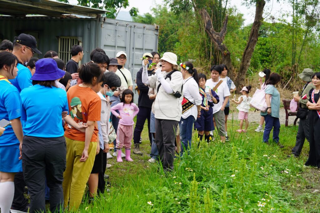 課程帶領學員走入農園，認識多種原民常用植物。（圖/農業局提供）