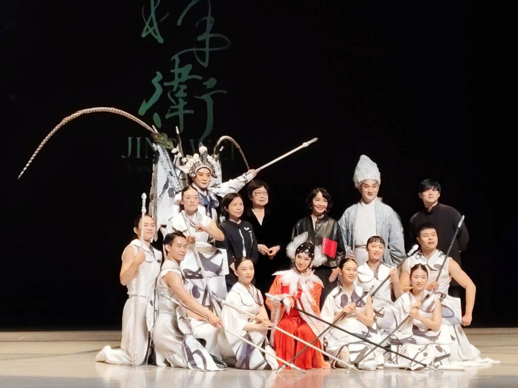 國光劇團團長張育華、藝術總監王安祈、導演戴君芳、演員溫宇航、李家德、黃宇琳及編舞家賴翃中與舞團「翃舞製作」合影。（記者 陳安婷/攝）